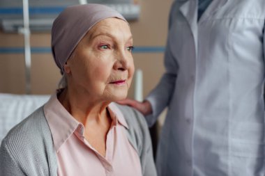 Hastanede kanserli kadın kıdemli Doktor teselli üzgün