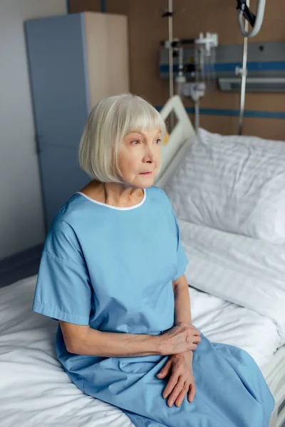 Triste Donna Anziana Con Mani Giunte Seduta Sul Letto Ospedale — Foto Stock
