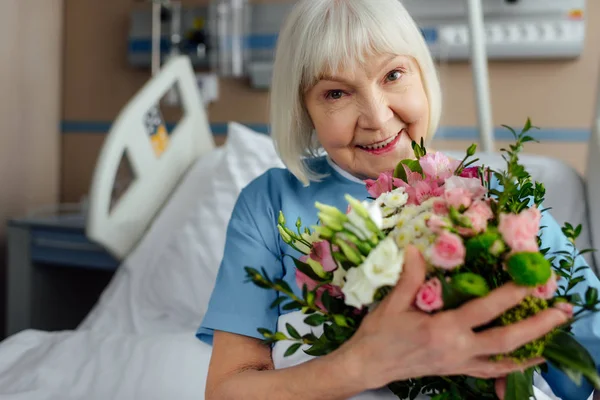 Mutlu Yatakta Hastanede Çiçekli Kadın Kıdemli Kurtarma — Stok fotoğraf