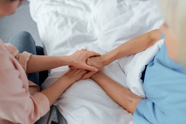 Обрезанный Вид Пожилой Женщины Дочери Держащихся Руки Больнице — стоковое фото
