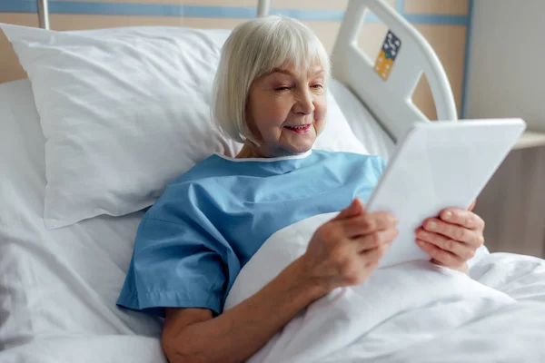 Smiling Senior Woman Lying Bed Using Digital Tablet Hospital — Stock Photo, Image