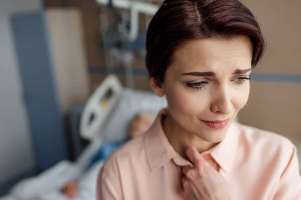 Foyer Sélectif Femme Bouleversée Avec Malade Lit Sur Fond Hôpital — Photo