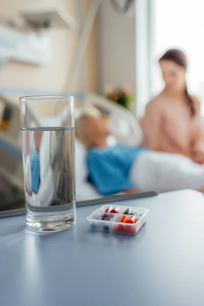 Enfoque Selectivo Del Vaso Agua Medicina Con Paciente Visitante Fondo —  Fotos de Stock