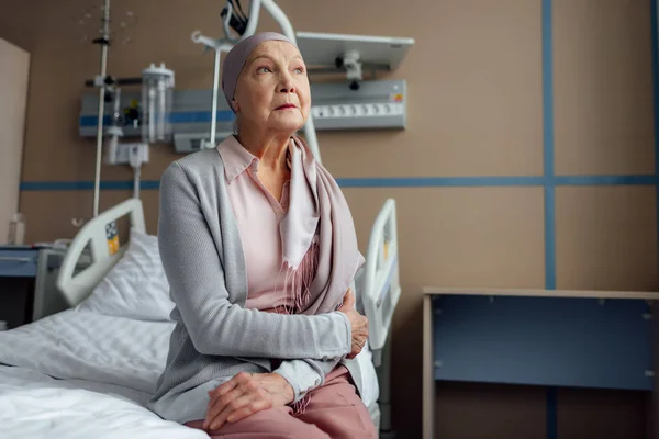 Senior Vrouw Boos Kanker Zittend Bed Het Ziekenhuis Met Handen — Stockfoto