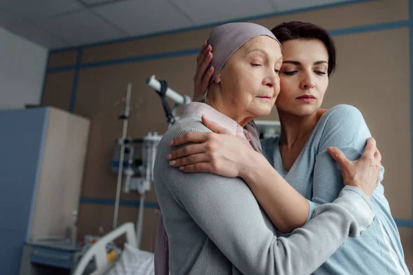 Triste Hija Abrazando Enfermo Mayor Madre Con Cáncer Hospital —  Fotos de Stock