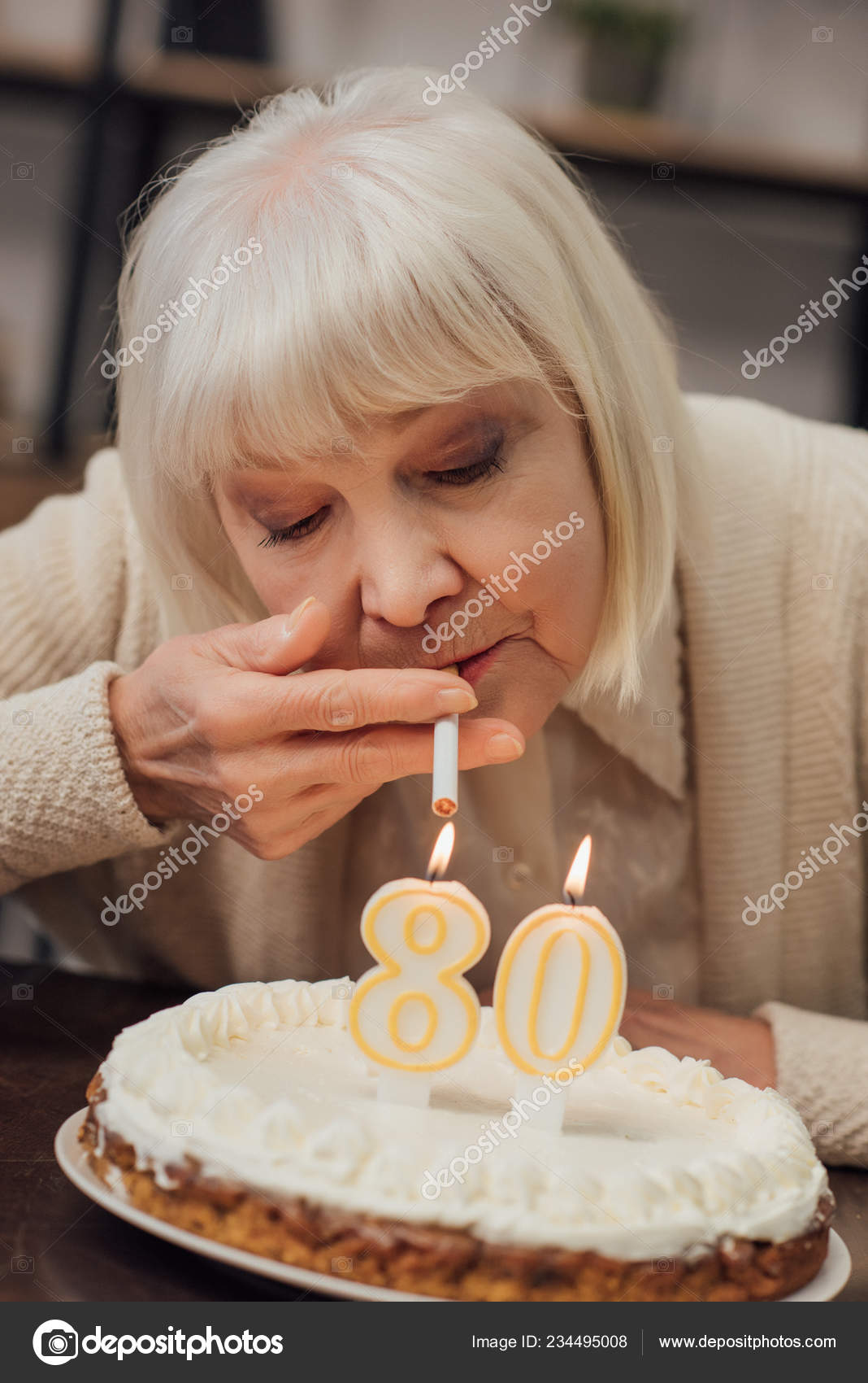 Eldre Kvinne Som Tenner Sigaretter Fra Brennende Lys Bursdagskake Hjemme –  stockfoto © AllaSerebrina #234495008, image size:1068x1700