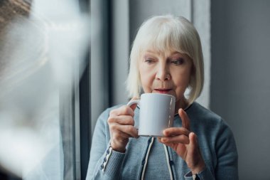 evde kahve içme kadın kıdemli seçici odak 