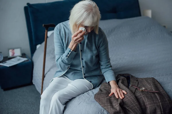 Llorando Mujer Mayor Sentada Cama Limpiando Lágrimas Mirando Chaqueta Casa — Foto de Stock