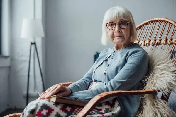 Senior Woman Sitting Wicker Rocking Chair Home Looking Camera — Stock Photo, Image