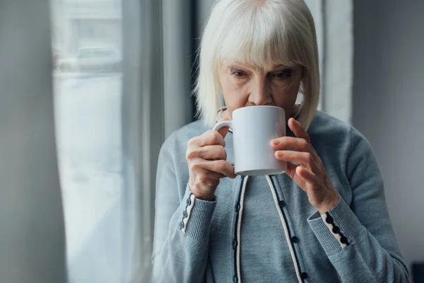 Triste Sênior Mulher Bebendo Café Casa — Fotografia de Stock