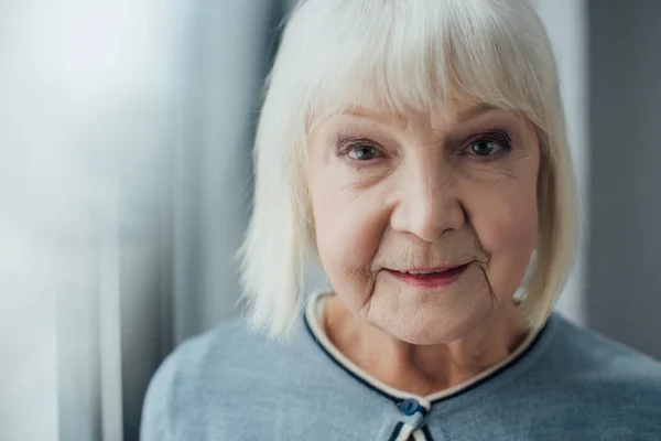 Porträtt Leende Senior Kvinna Med Grå Hår Tittar Kameran Hemma — Stockfoto