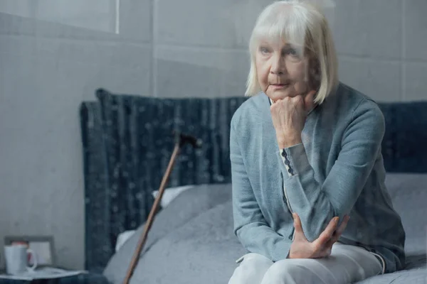 Triest Senior Vrouw Zittend Bed Stutten Kin Met Hand Thuis — Stockfoto