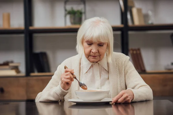 Smutny Samotny Senior Kobieta Siedzi Przy Stole Jeść Domu — Zdjęcie stockowe