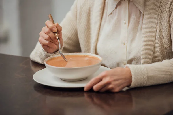 Vista Parcial Mujer Mayor Sentada Mesa Comiendo Sopa Crema Casa — Foto de Stock