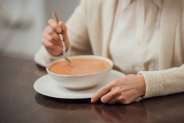 Masada Oturan Evde Krem Çorba Yemek Kadın Kıdemli Kırpılmış Görünümünü — Stok fotoğraf