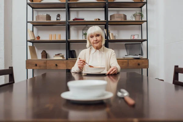 Selektiver Fokus Verärgerter Seniorin Beim Essen Tisch Mit Schüssel Und — Stockfoto