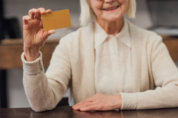 Vista Ritagliata Donna Anziana Seduta Tavola Possesso Carta Credito Casa — Foto Stock