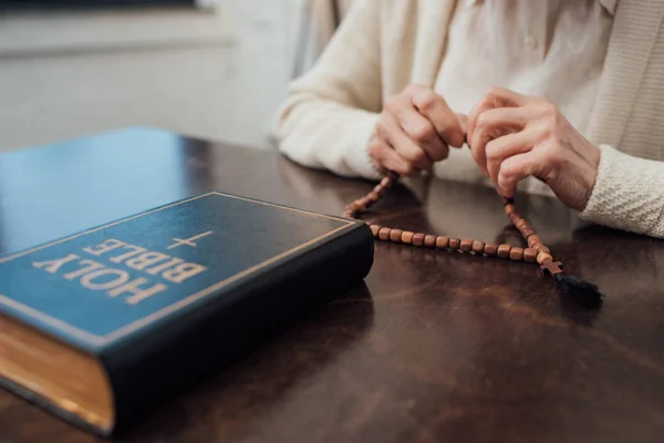 Vue Partielle Femme Âgée Assise Table Avec Chapelet Bible Sainte — Photo