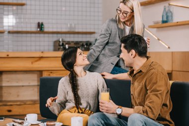 gülümseyen kadın arkadaşıyla kafede otururken arıyorsunuz