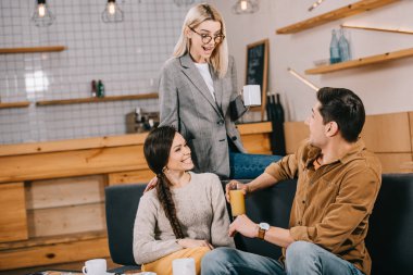 sürpriz kadın arkadaş kafede bakarak gözlük