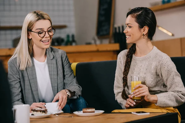 Attractive Friends Chatting Cafe Drinks — Stock Photo, Image