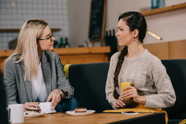 Femeie Frumoasă Vorbind Prieten Timp Ține Băutură Cafenea — Fotografie, imagine de stoc