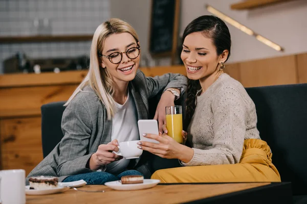 Mujeres Atractivas Sonriendo Mientras Toma Selfie Cafetería — Foto de Stock