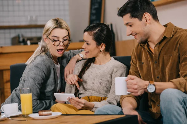 Donna Sorpresa Guardando Smartphone Mentre Seduto Vicino Agli Amici — Foto Stock