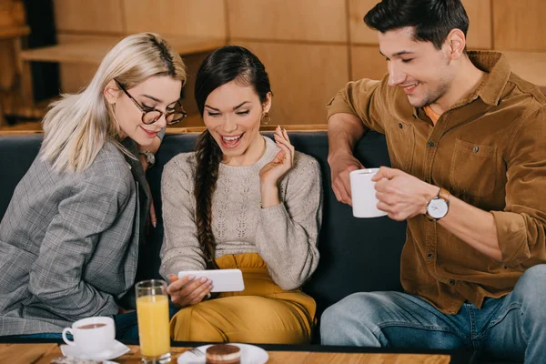 Femeie Surprinsă Uită Smartphone Timp Stătea Lângă Prieteni Cafenea — Fotografie, imagine de stoc