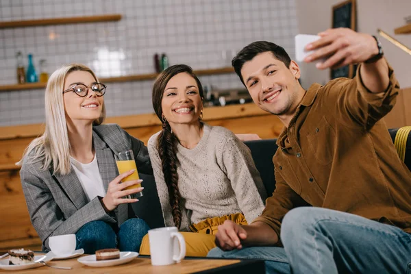 Bonito Homem Tomando Selfie Com Fêmea Amigos Café — Fotografia de Stock