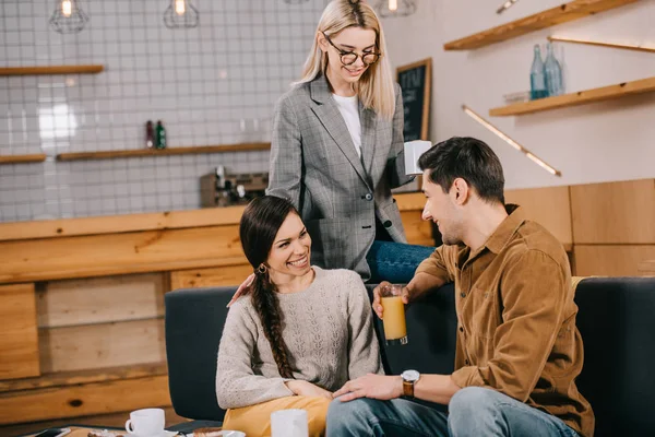 neşeli kadın arkadaşıyla kafede otururken arıyor