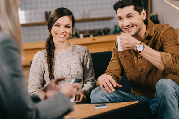 Selektywny Fokus Uśmiechnięty Znajomych Patrząc Kobietę Smartphone — Zdjęcie stockowe