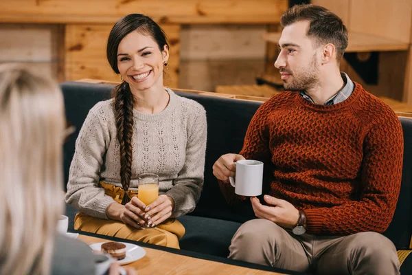 Selektiv Fokus För Stilig Man Tittar Leende Kvinna Café — Stockfoto