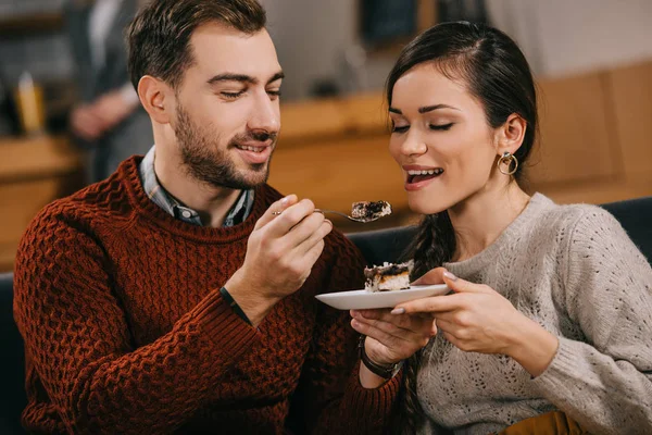 Hombre Guapo Alimentación Atractiva Mujer Con Pastel Cafetería — Foto de Stock