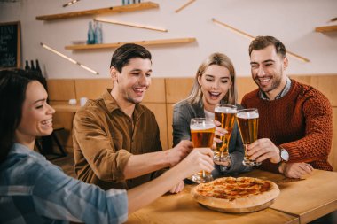 mutlu grup arkadaşıyla birlikte bira pizza yakınındaki tungur çubuk