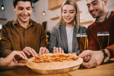 seçici odak neşeli arkadaşları yakınındaki lezzetli pizza çubuk