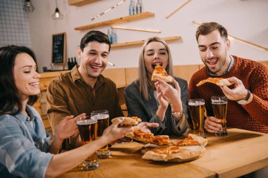 mutlu kadın arkadaş yakın pizza yemek çubuk