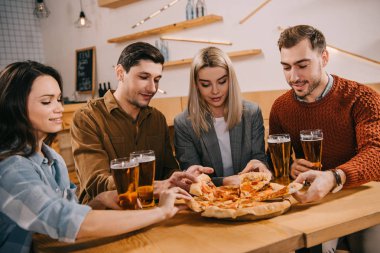 dilim lezzetli pizza alarak arkadaşlar çubuk