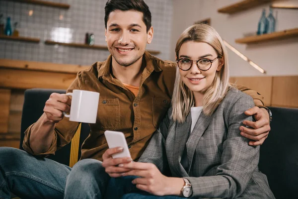 Bell Uomo Che Tiene Tazza Abbraccia Ragazza Negli Occhiali — Foto Stock