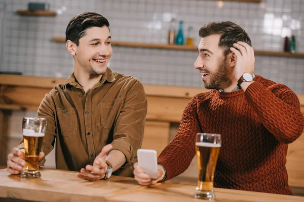 Überraschter Mann Schaut Gebräunt Während Smartphone Der Hand Hält — Stockfoto