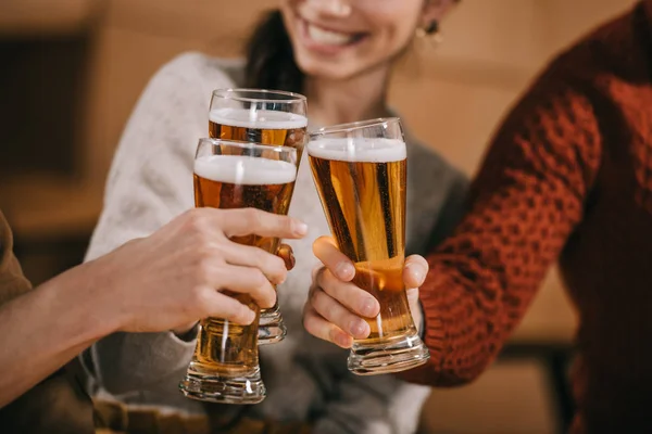 Vista Recortada Amigos Felices Tintineando Con Cerveza — Foto de Stock