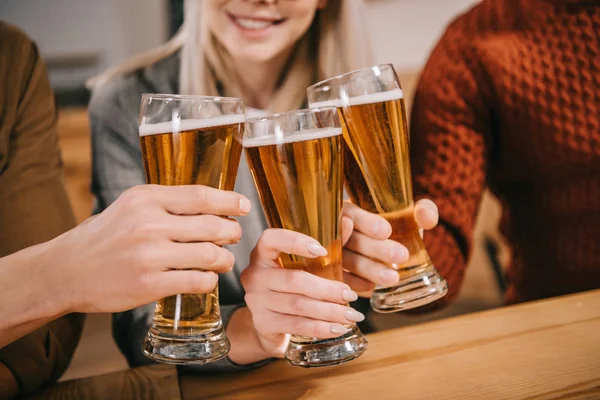 Abgeschnittene Ansicht Von Freunden Die Mit Gläsern Bier Anstoßen — Stockfoto