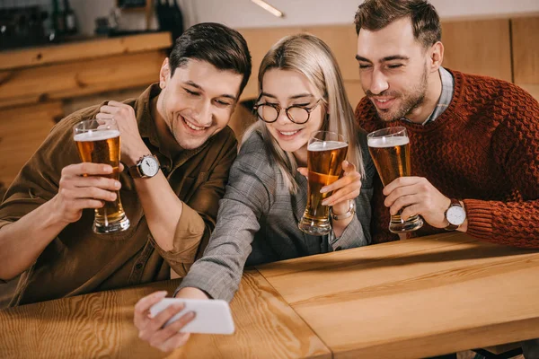 Bela Mulher Tomando Selfie Com Amigos Masculinos Segurando Copo Cerveja — Fotografia de Stock