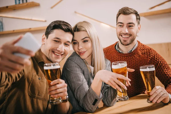 Sorrindo Homem Tomando Selfie Com Amigos Segurando Copos Cerveja — Fotografia de Stock