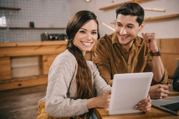 Knappe Man Kijken Lachende Vrouw Bedrijf Digitale Tablet — Stockfoto