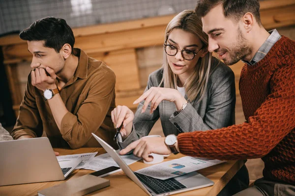 Attractive Woman Glasses Pointing Finger Laptop While Sitting Cafe Coworkers — Stock Photo, Image