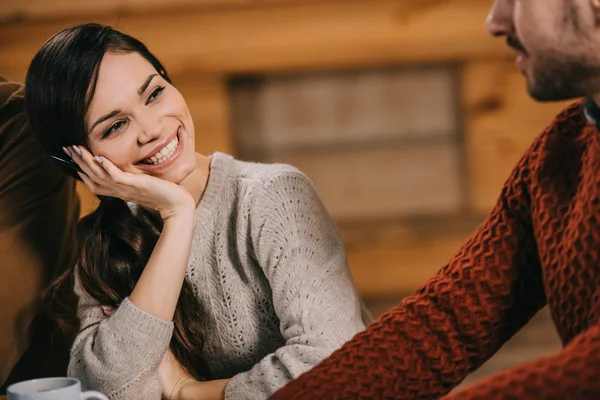 Foco Seletivo Mulher Sorridente Olhando Para Homem — Fotografia de Stock