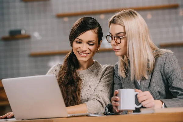 Female Friends Looking Laptop Cafe — Stock Photo, Image
