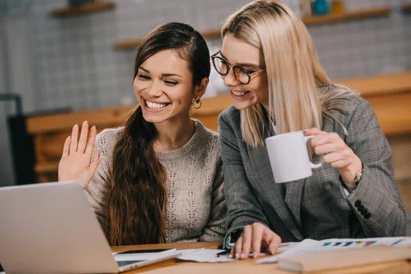 Amigos Sonrientes Mirando Computadora Portátil Mientras Tienen Videollamada Cafetería — Foto de Stock