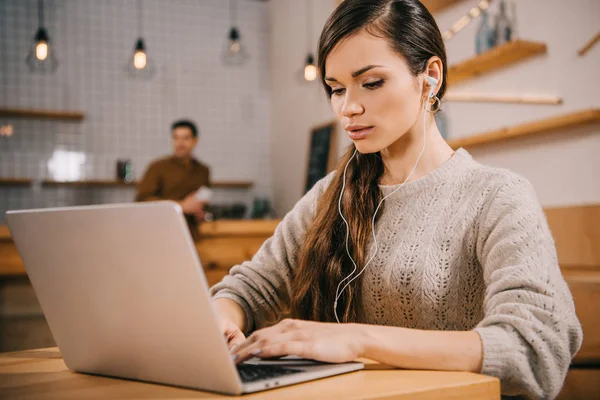 Messa Fuoco Selettiva Della Donna Concentrata Negli Auricolari Digitando Sul — Foto Stock